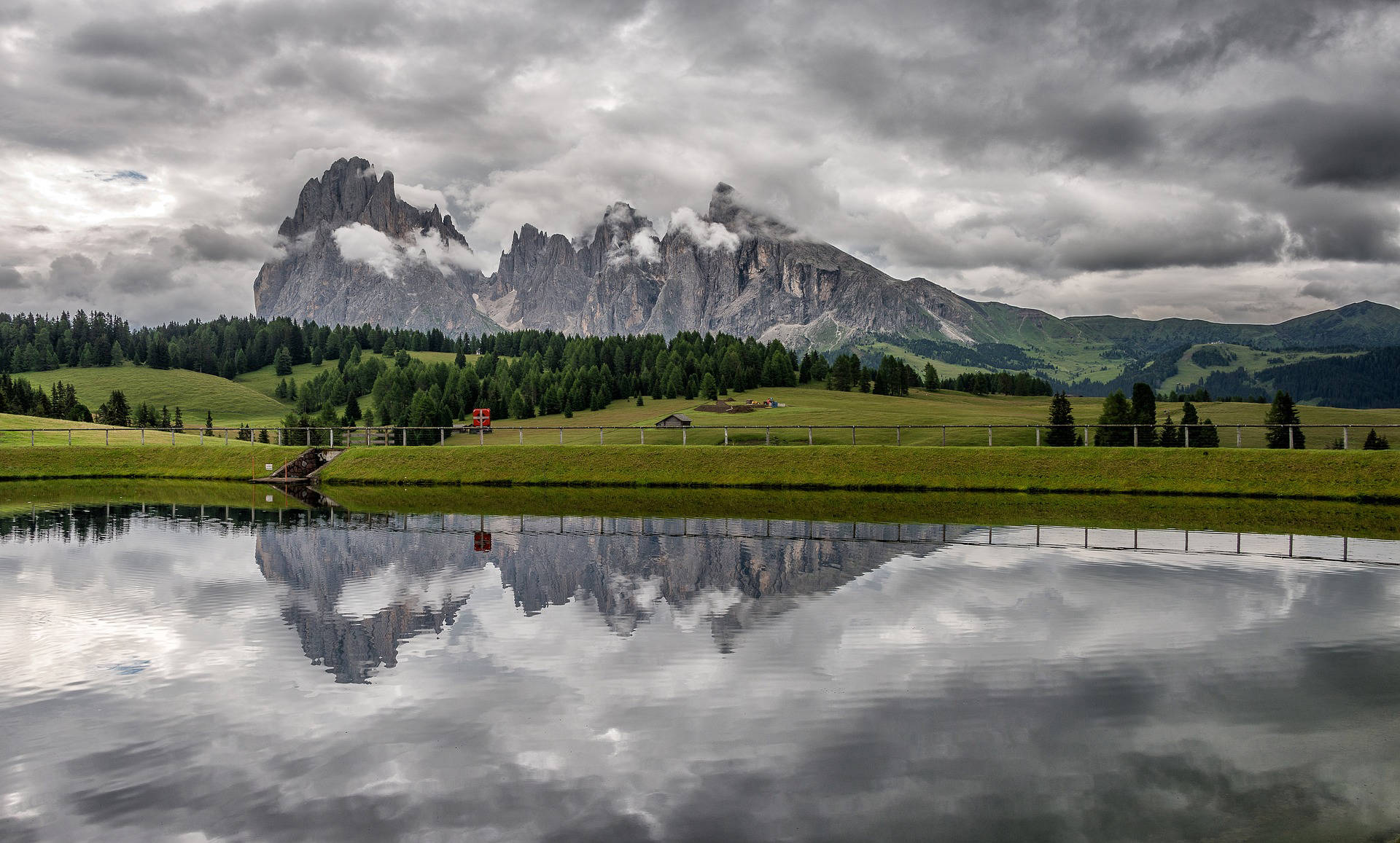 Seiser Alm Schlern in Wolken